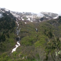 фото Склон горы с водопадами